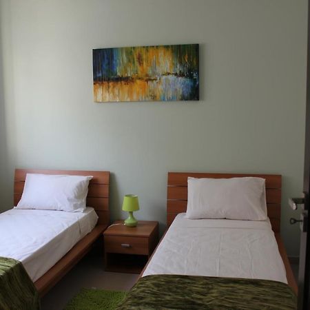 Sunny 2 Bedroom, 2 Bathrooms, Seaside Apt. سليمة المظهر الخارجي الصورة