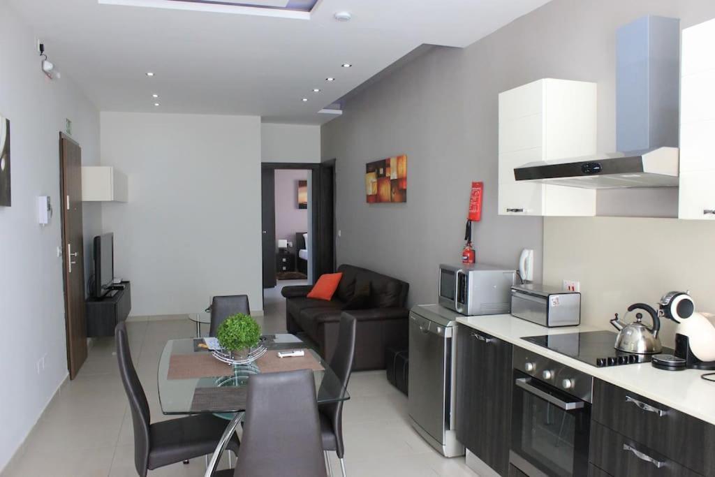 Sunny 2 Bedroom, 2 Bathrooms, Seaside Apt. سليمة المظهر الخارجي الصورة