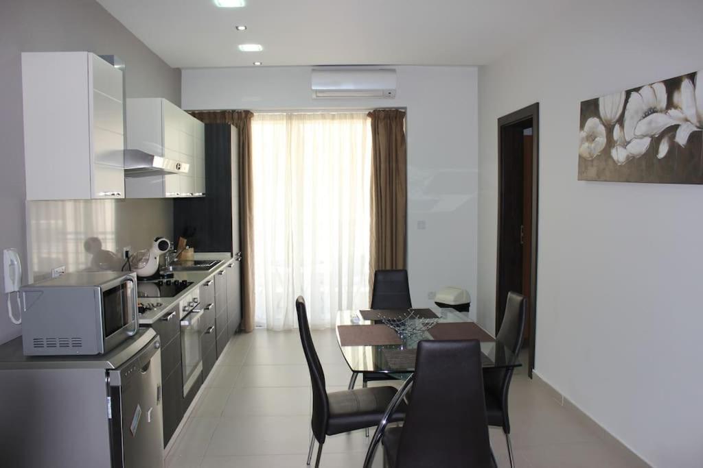 Sunny 2 Bedroom, 2 Bathrooms, Seaside Apt. سليمة المظهر الخارجي الصورة