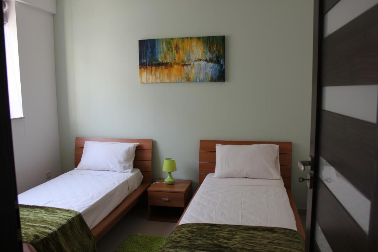 Sunny 2 Bedroom, 2 Bathrooms, Seaside Apt. سليمة المظهر الخارجي الصورة