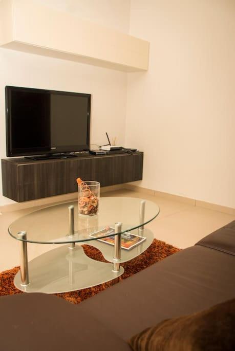 Sunny 2 Bedroom, 2 Bathrooms, Seaside Apt. سليمة المظهر الخارجي الصورة