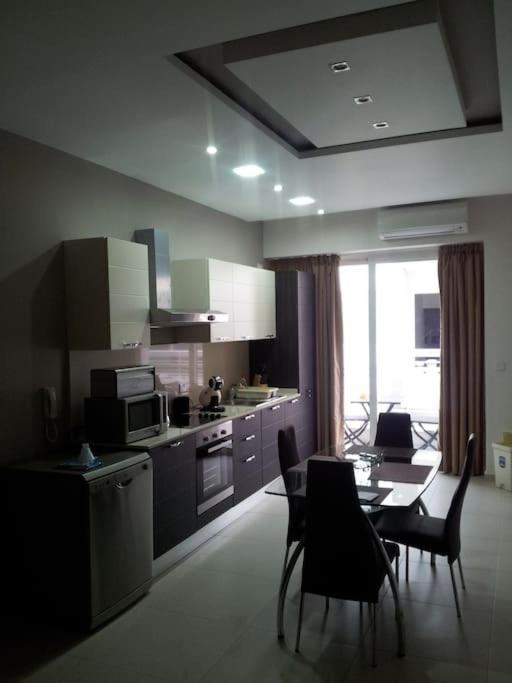 Sunny 2 Bedroom, 2 Bathrooms, Seaside Apt. سليمة المظهر الخارجي الصورة