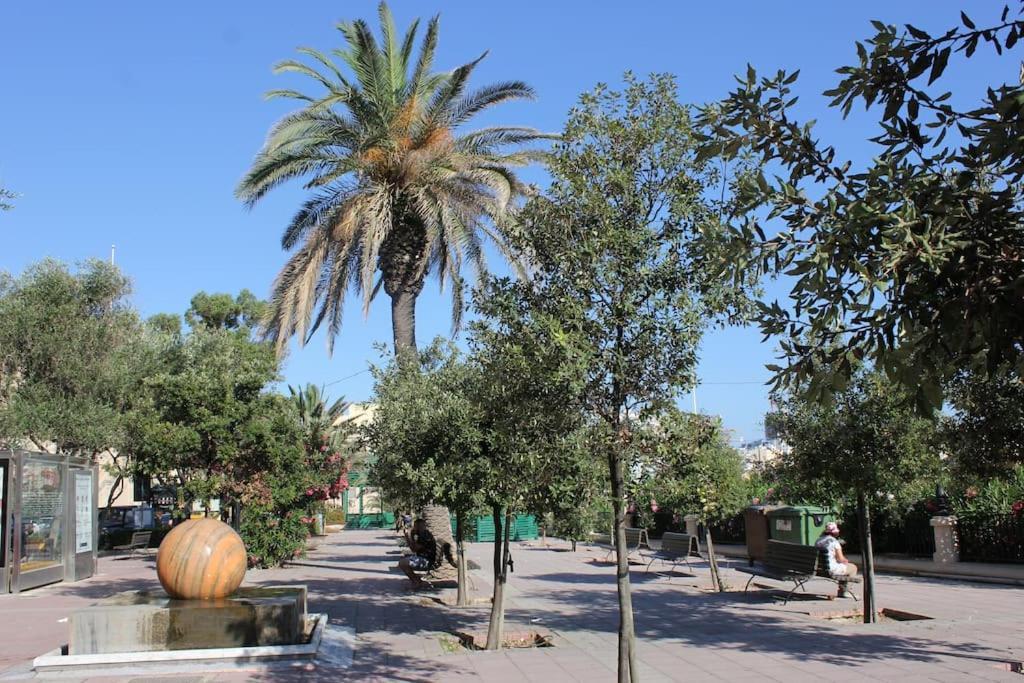 Sunny 2 Bedroom, 2 Bathrooms, Seaside Apt. سليمة المظهر الخارجي الصورة