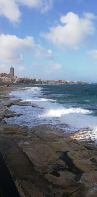 Sunny 2 Bedroom, 2 Bathrooms, Seaside Apt. سليمة المظهر الخارجي الصورة