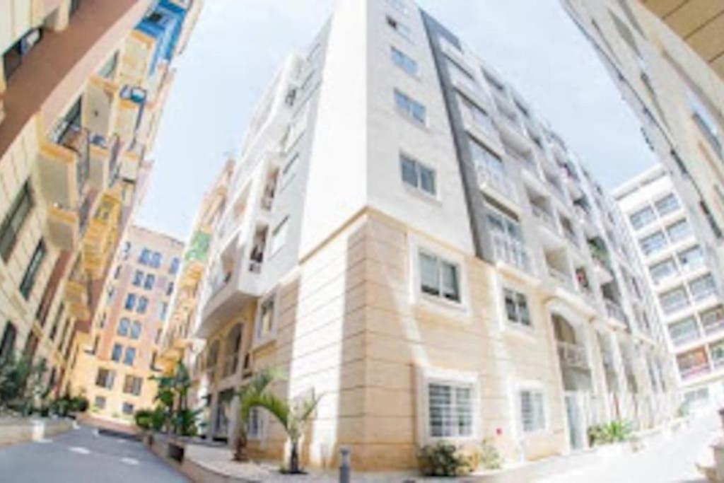 Sunny 2 Bedroom, 2 Bathrooms, Seaside Apt. سليمة المظهر الخارجي الصورة