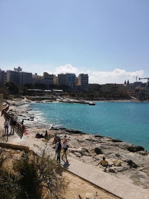 Sunny 2 Bedroom, 2 Bathrooms, Seaside Apt. سليمة المظهر الخارجي الصورة