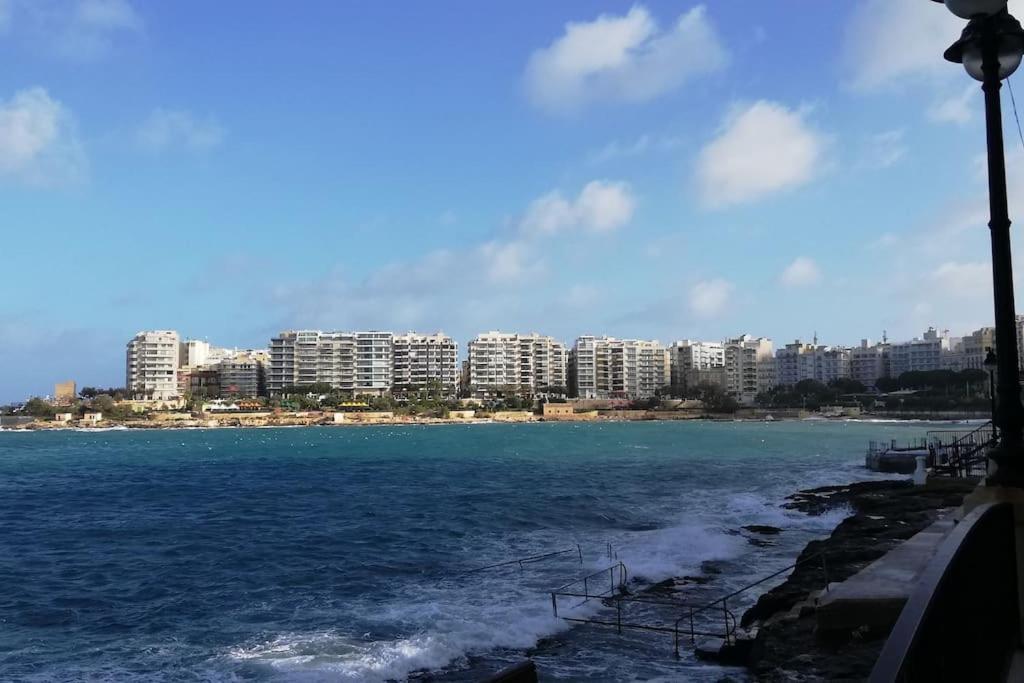 Sunny 2 Bedroom, 2 Bathrooms, Seaside Apt. سليمة المظهر الخارجي الصورة