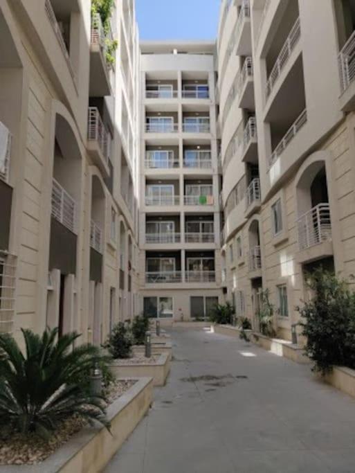 Sunny 2 Bedroom, 2 Bathrooms, Seaside Apt. سليمة المظهر الخارجي الصورة