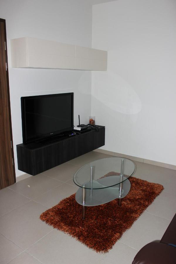 Sunny 2 Bedroom, 2 Bathrooms, Seaside Apt. سليمة المظهر الخارجي الصورة
