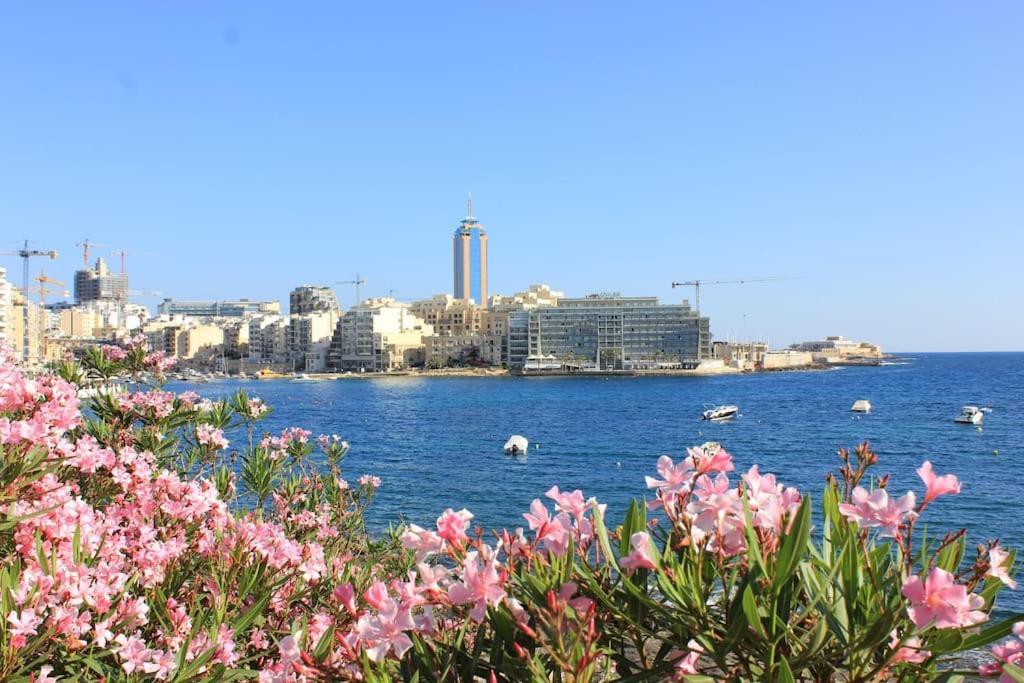 Sunny 2 Bedroom, 2 Bathrooms, Seaside Apt. سليمة المظهر الخارجي الصورة
