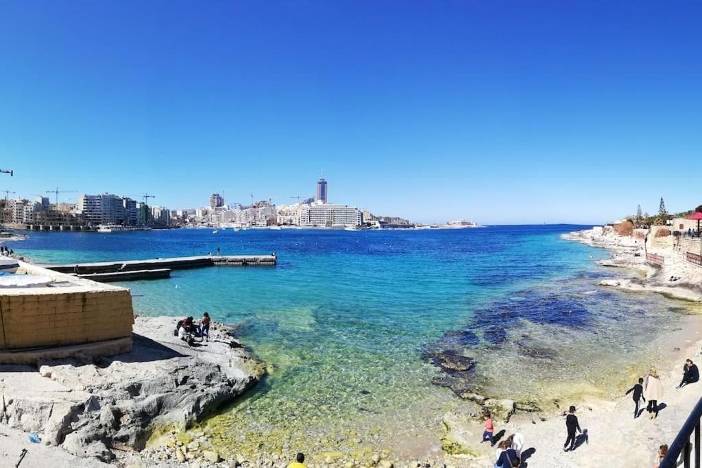 Sunny 2 Bedroom, 2 Bathrooms, Seaside Apt. سليمة المظهر الخارجي الصورة