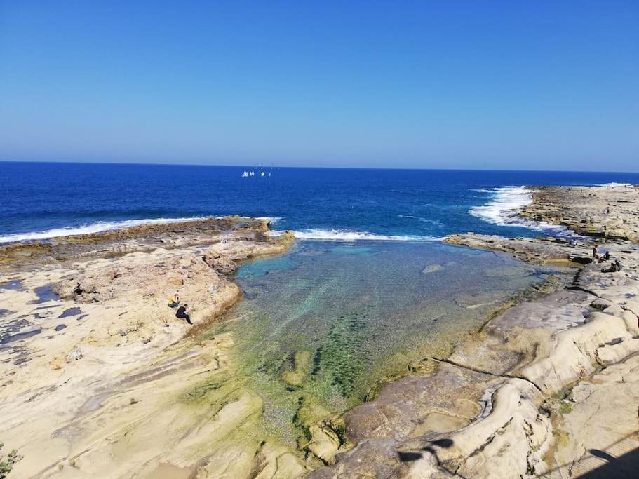 Sunny 2 Bedroom, 2 Bathrooms, Seaside Apt. سليمة المظهر الخارجي الصورة