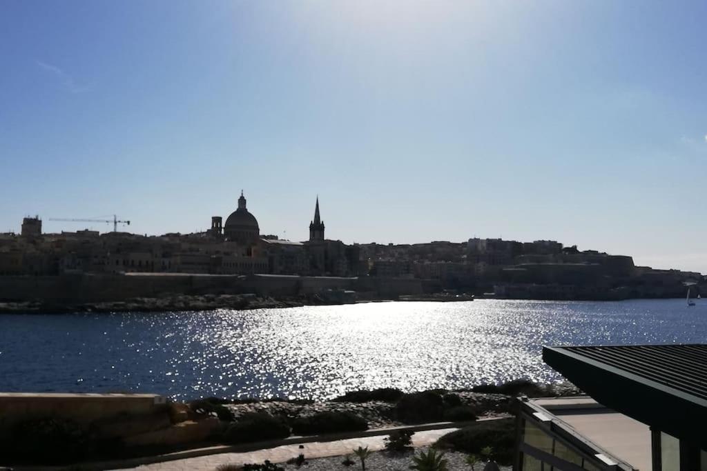 Sunny 2 Bedroom, 2 Bathrooms, Seaside Apt. سليمة المظهر الخارجي الصورة